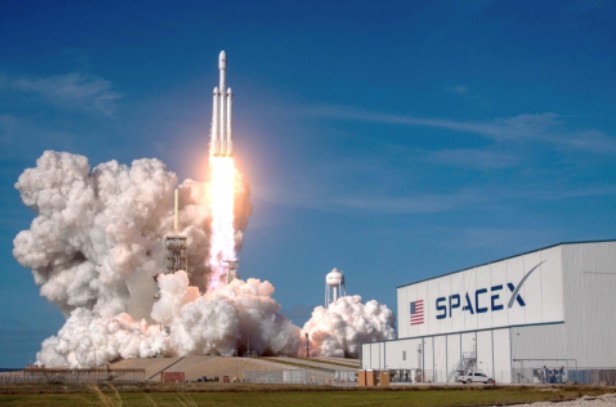 Старт ракеты-носителя Falcon Heavy компании SpaceX